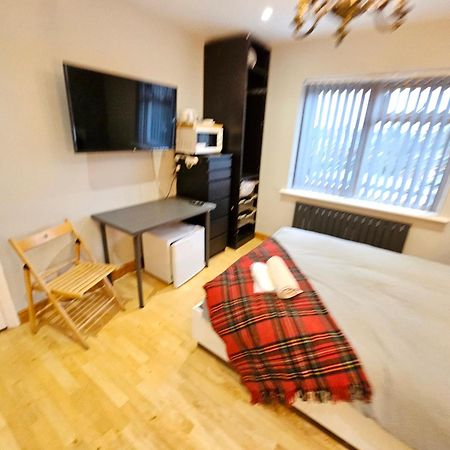 Beautiful Guest Rooms, Free Parking, 30Min Heathrow, 40Min Wembley, 60Min Central London グリーンフォード エクステリア 写真