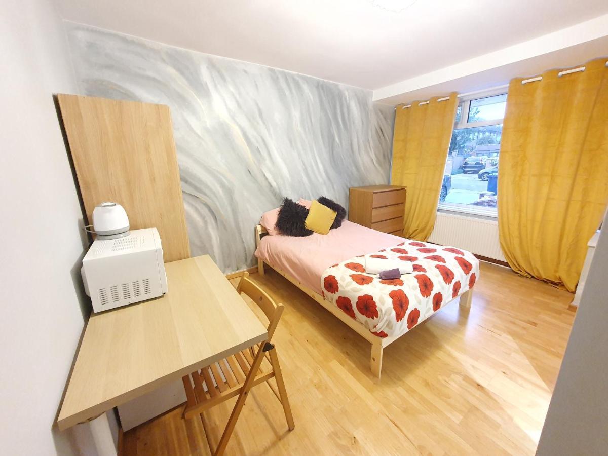 Beautiful Guest Rooms, Free Parking, 30Min Heathrow, 40Min Wembley, 60Min Central London グリーンフォード エクステリア 写真
