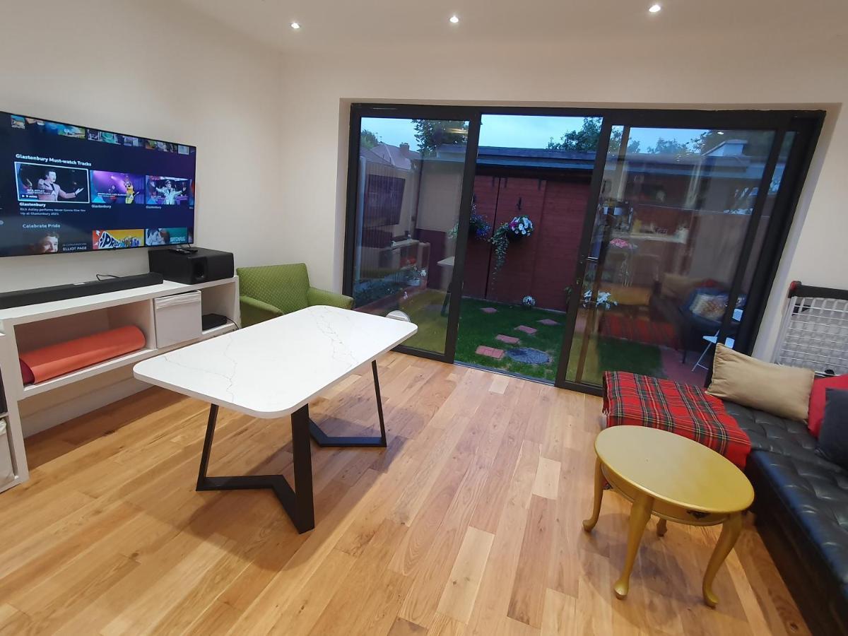 Beautiful Guest Rooms, Free Parking, 30Min Heathrow, 40Min Wembley, 60Min Central London グリーンフォード エクステリア 写真