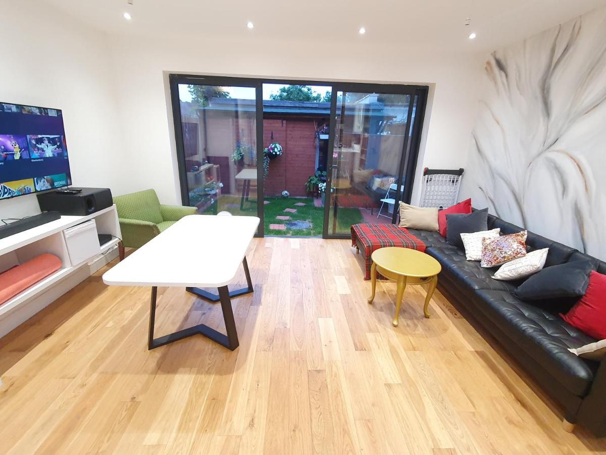 Beautiful Guest Rooms, Free Parking, 30Min Heathrow, 40Min Wembley, 60Min Central London グリーンフォード エクステリア 写真