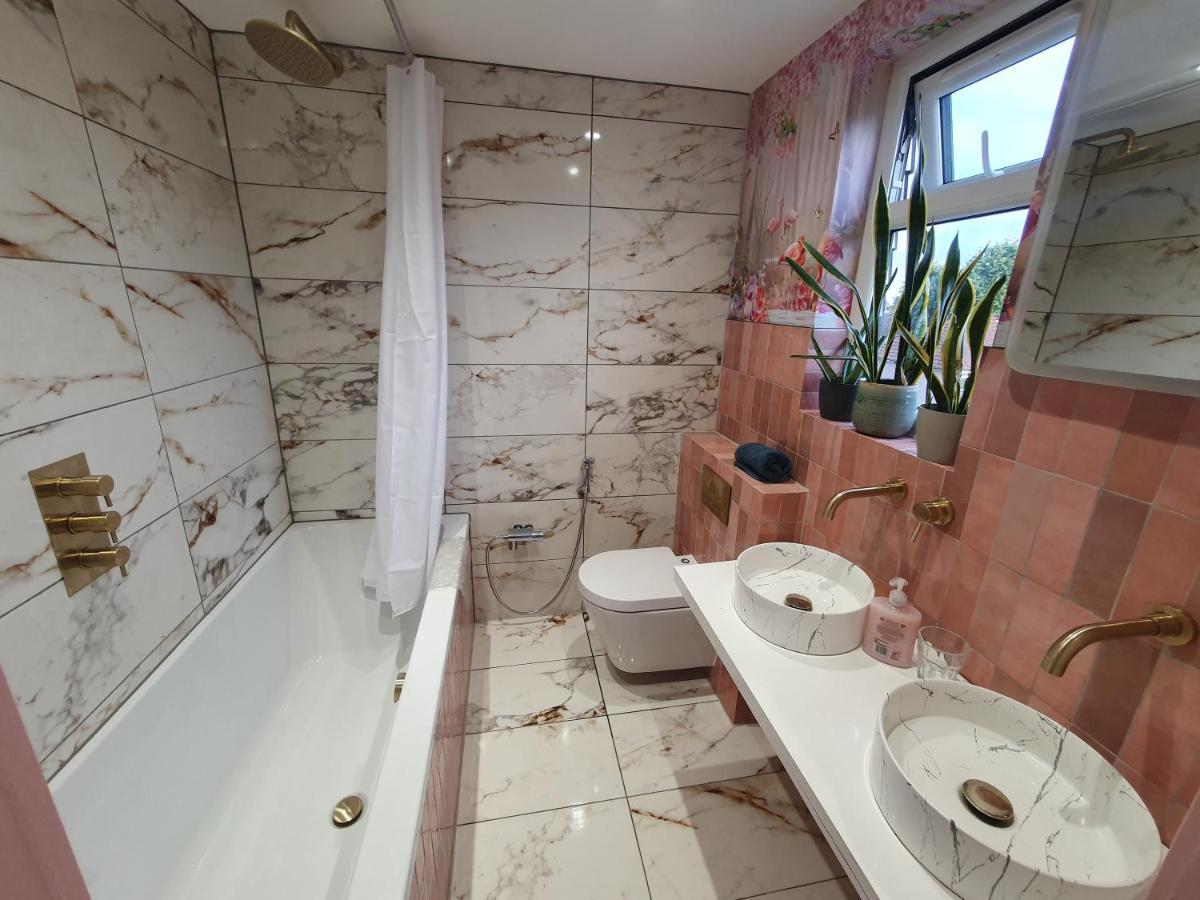 Beautiful Guest Rooms, Free Parking, 30Min Heathrow, 40Min Wembley, 60Min Central London グリーンフォード エクステリア 写真