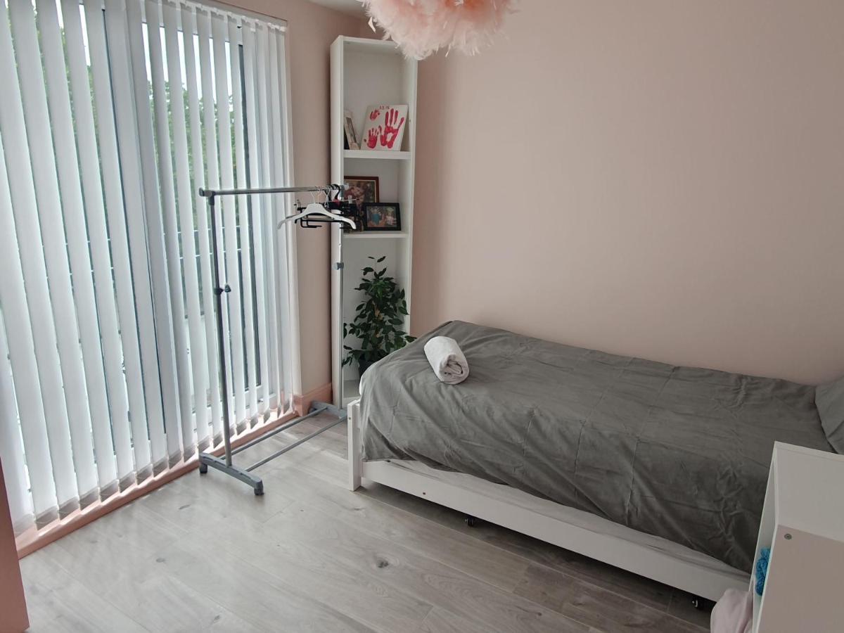 Beautiful Guest Rooms, Free Parking, 30Min Heathrow, 40Min Wembley, 60Min Central London グリーンフォード エクステリア 写真