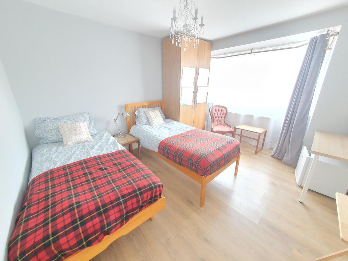Beautiful Guest Rooms, Free Parking, 30Min Heathrow, 40Min Wembley, 60Min Central London グリーンフォード エクステリア 写真
